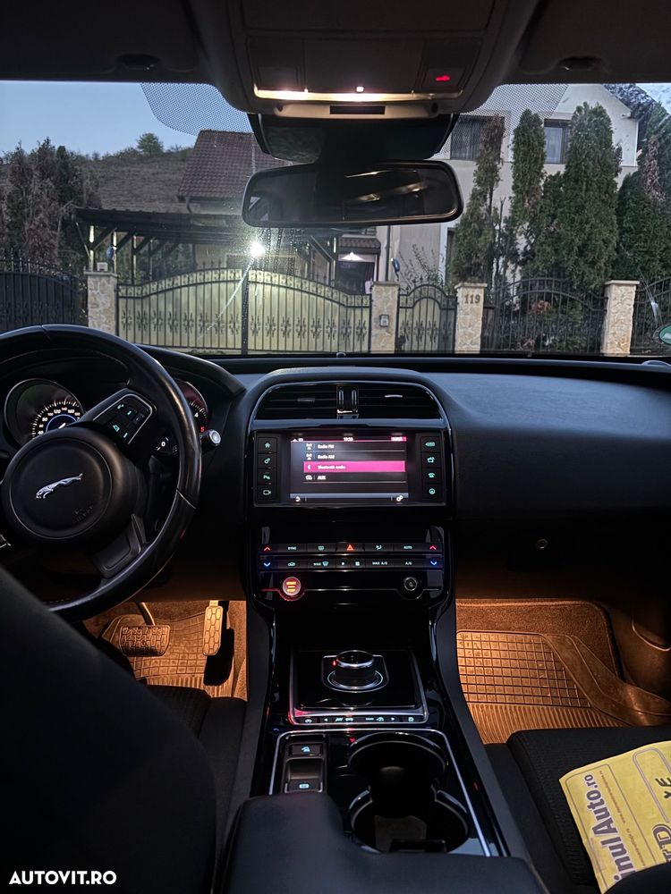 Jaguar XE - 10