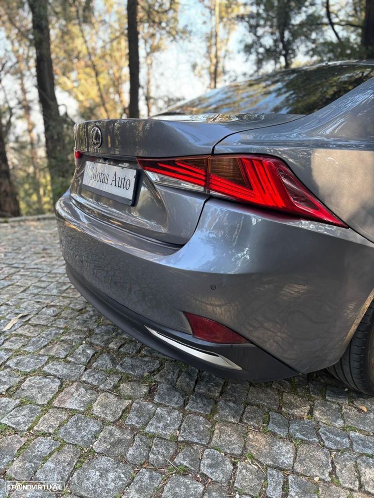 Lexus IS 300H - 11