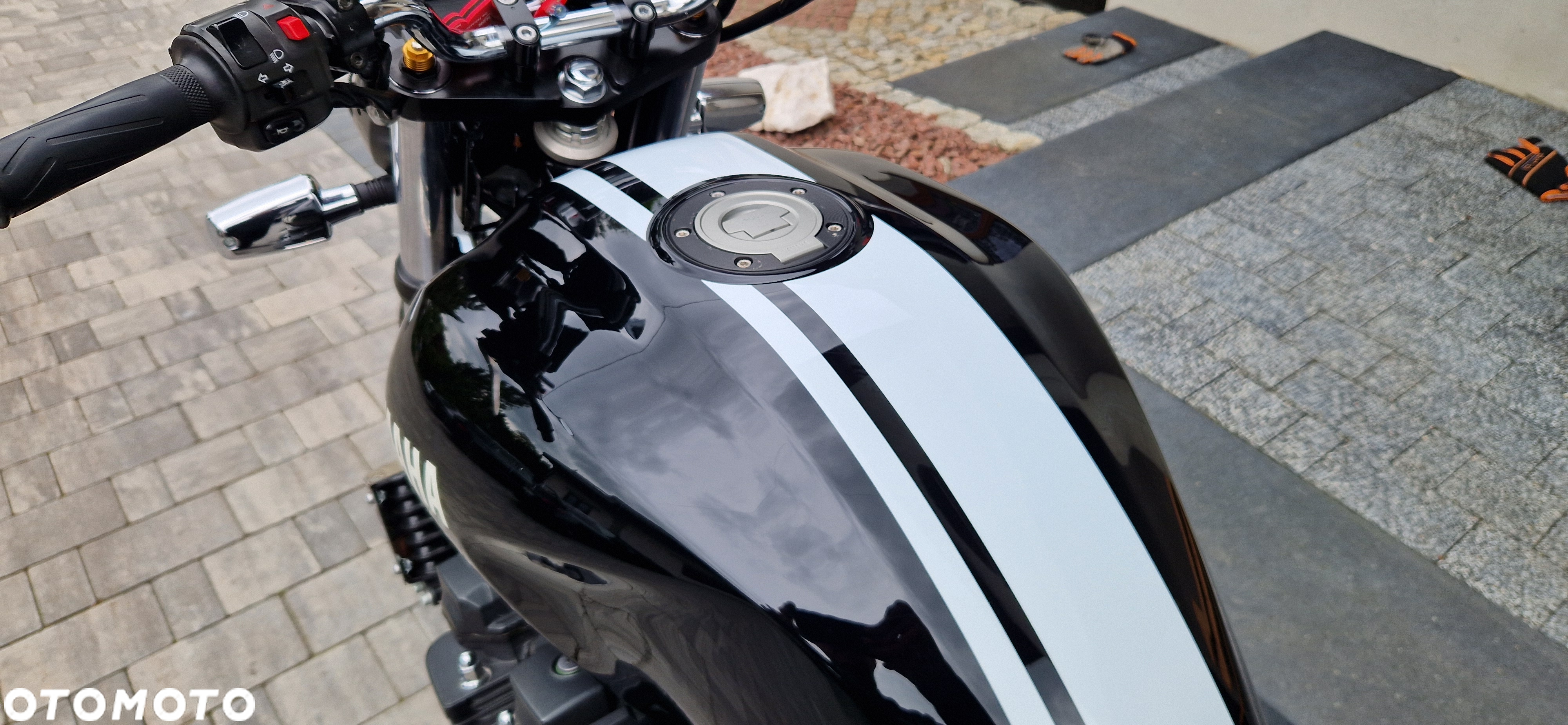 Yamaha XJR - 21
