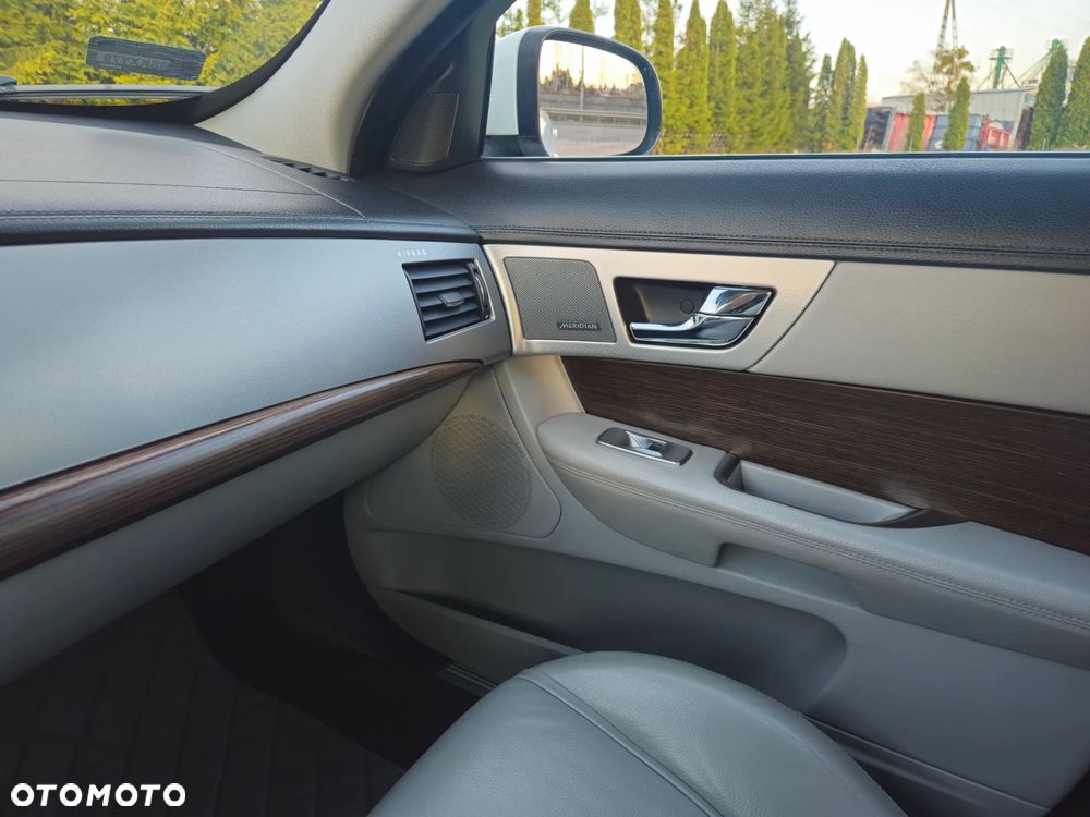 Jaguar XF 2.0 T Premium Luxury - 3