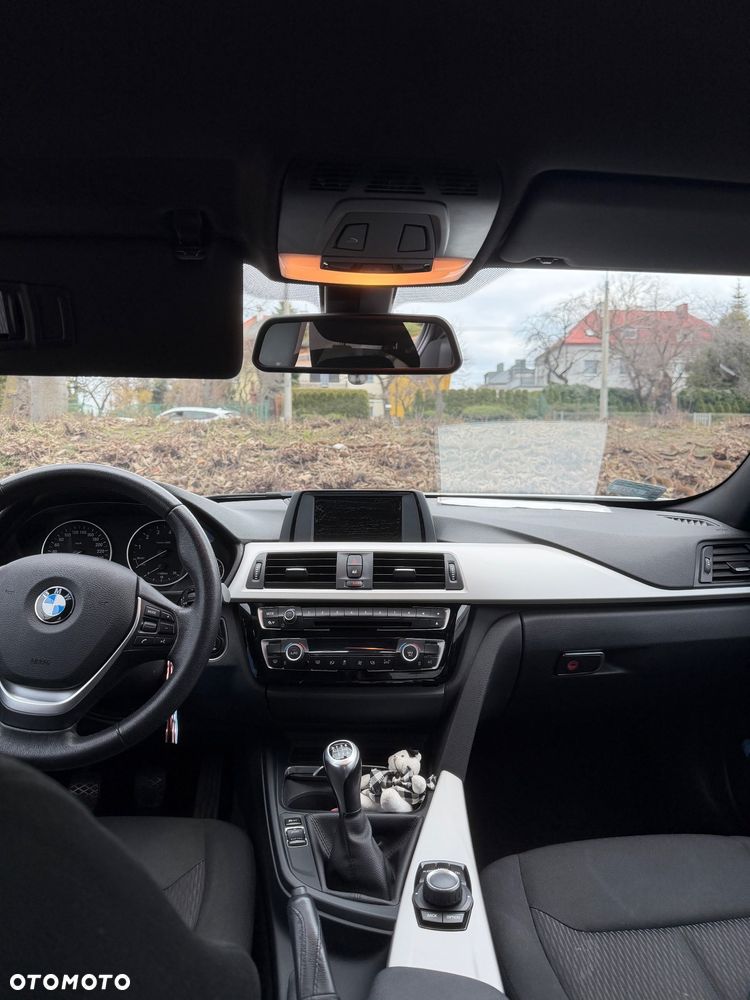BMW Seria 3 318i - 4
