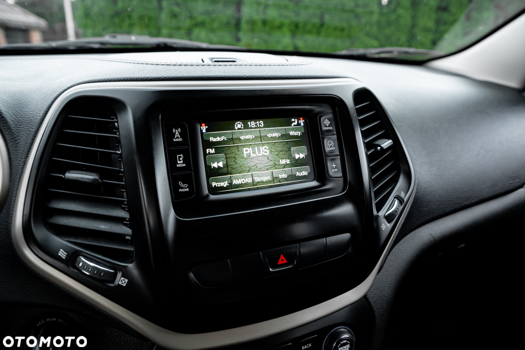 Jeep Cherokee - 32