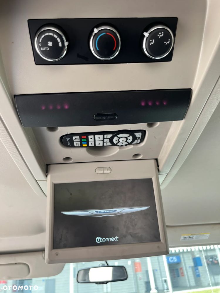 Chrysler Town & Country - 20