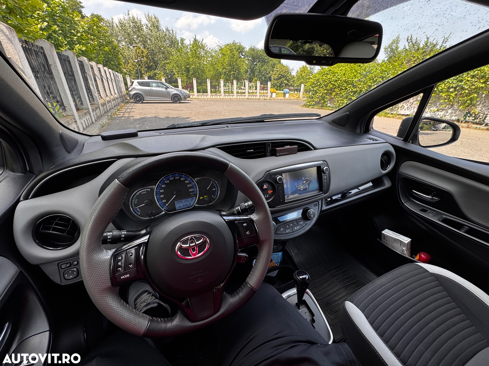 Toyota Yaris 1.5 VVT-i HSD Bi-Tone W&B - 20