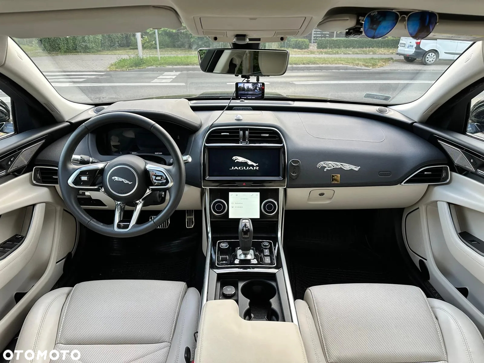 Jaguar XE 2.0 P250 R-Dynamic HSE - 23