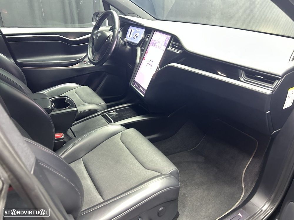 Tesla Model X - 9