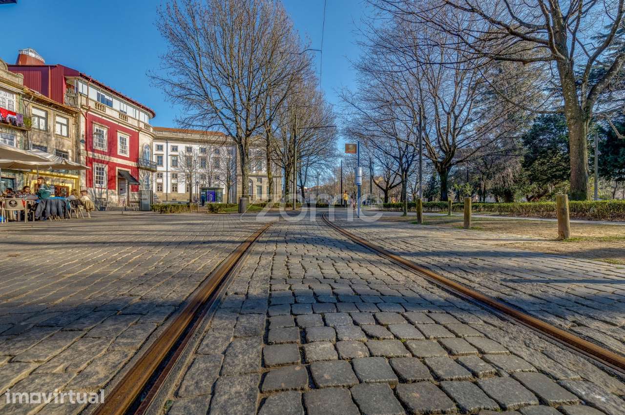 Hostel e prédio reabilitado no centro histórico do Porto - Grande imagem: 4/36