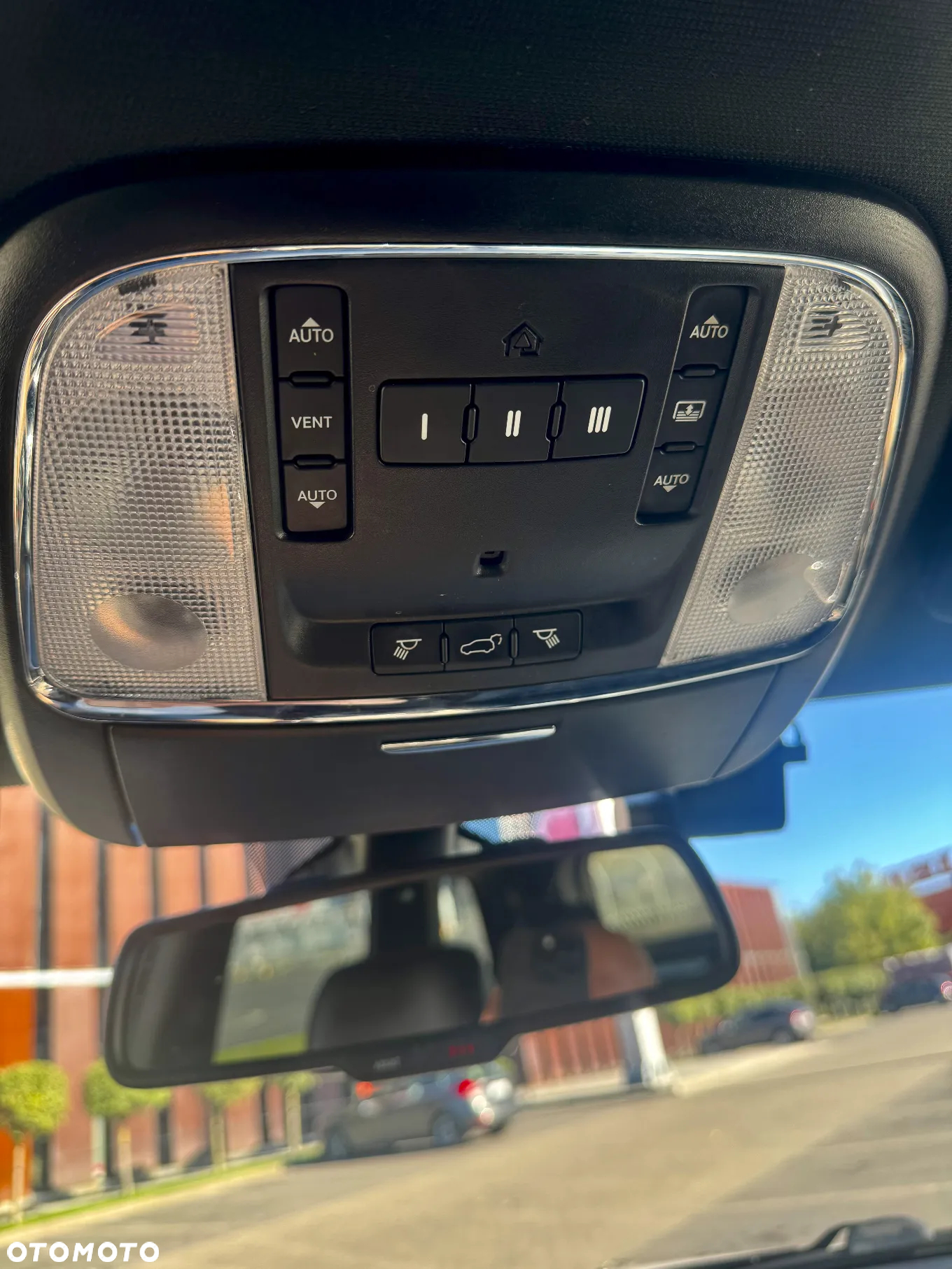 Jeep Grand Cherokee - 24