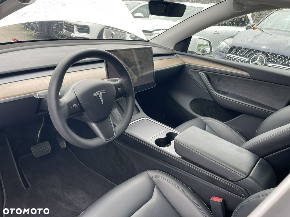 Tesla Model Y - 9