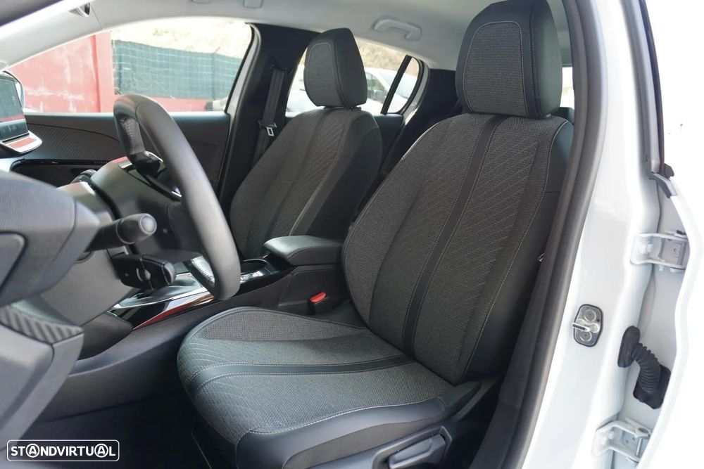 Peugeot 208 - 8