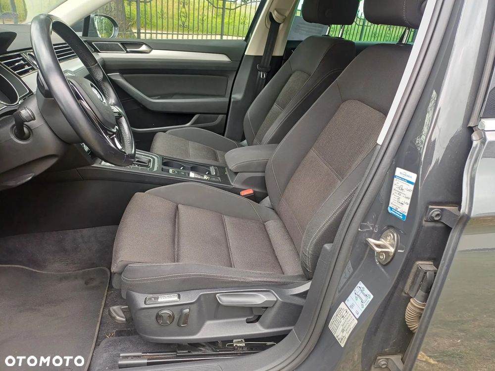 Volkswagen Passat 2.0 TDI SCR DSG Comfortline - 27