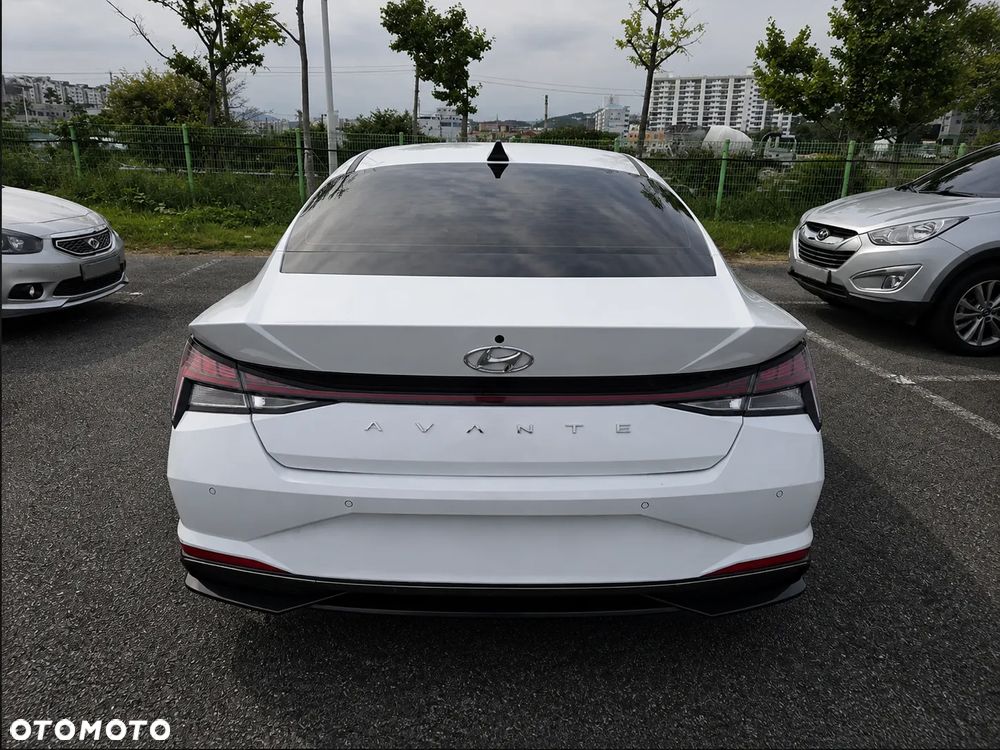 Hyundai Elantra - 2
