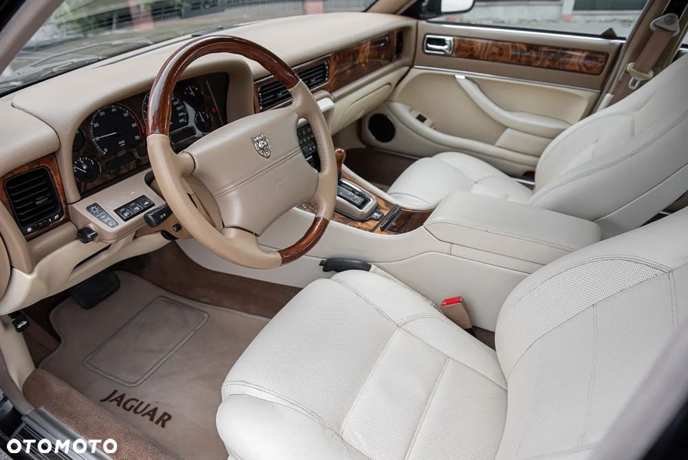Jaguar XJ - 7