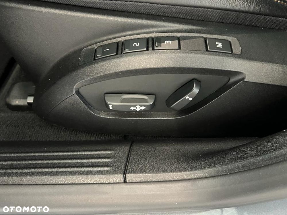 Volvo V40 Cross Country - 12