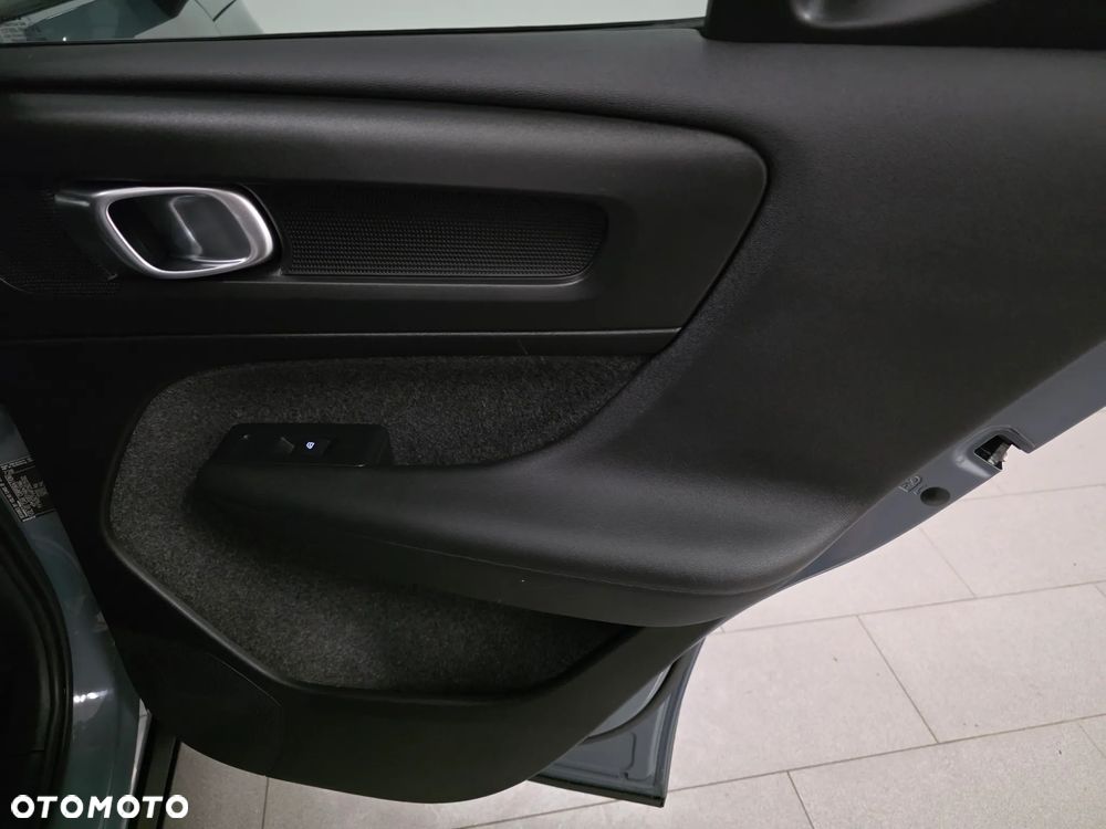 Volvo XC 40 B3 B DKG Ultra Dark - 25