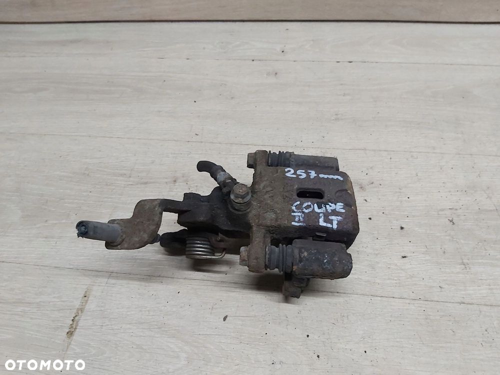 HYUNDAI COUPE II Tiburon 2,0 zacisk jarzmo lewy tył - 1