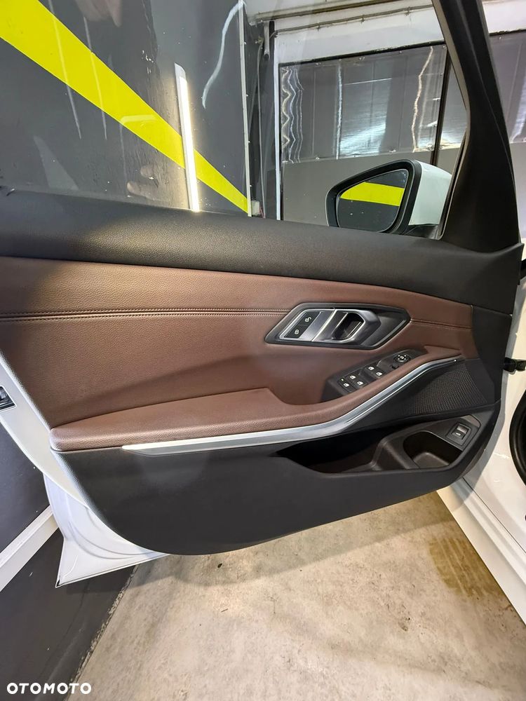 BMW Seria 3 318d MHEV Sport Line - 32