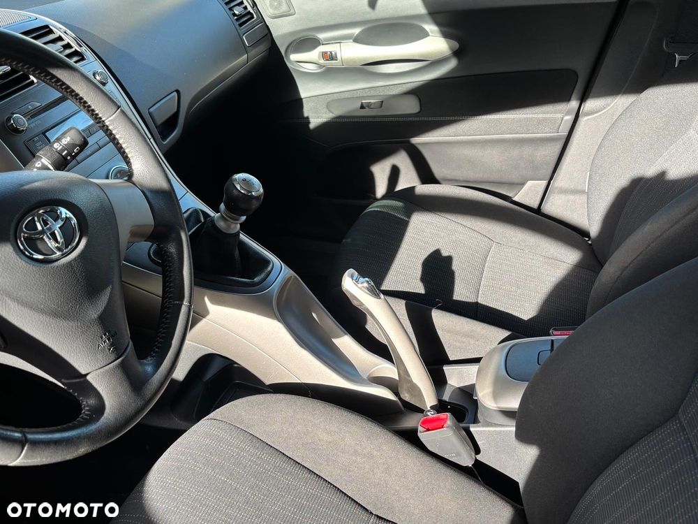 Toyota Auris 1.33 VVT-i Premium + - 21