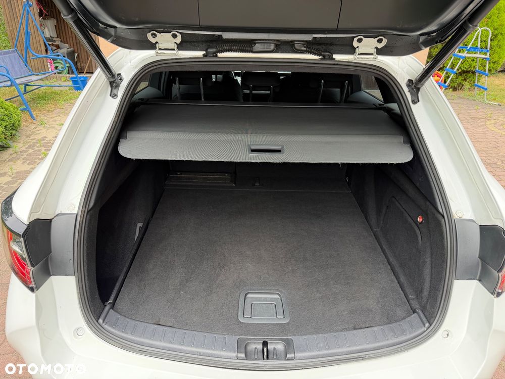 Toyota Corolla 2.0 Hybrid Executive - 11