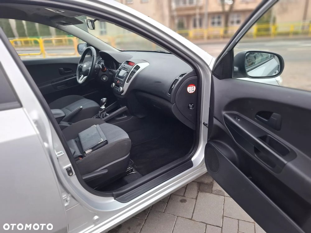 Kia Ceed 1.4 CVVT Dream-Team Edition - 28