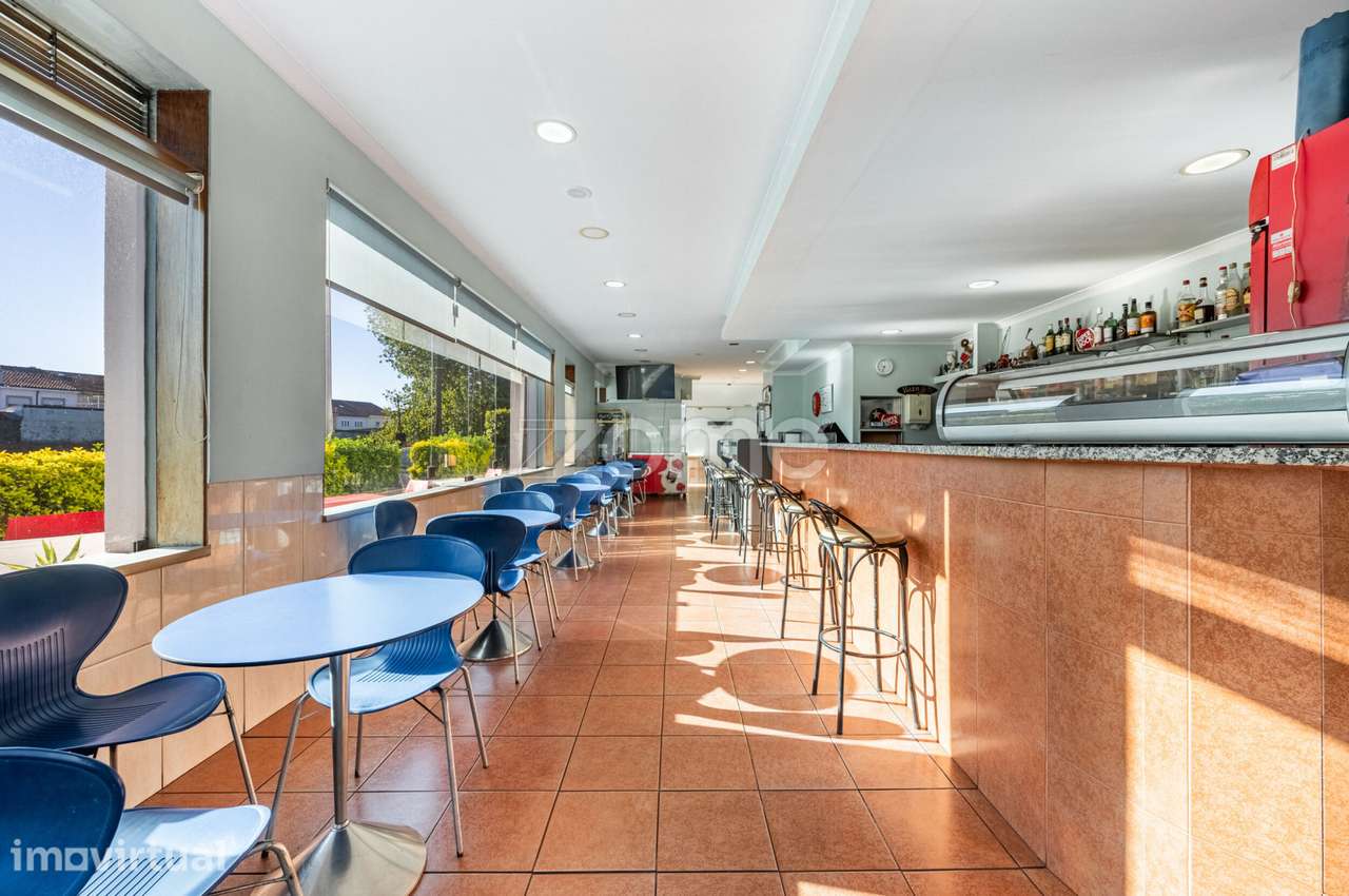 Prédio com Habitação T3, Café e Restaurante - Grande imagem: 3/39