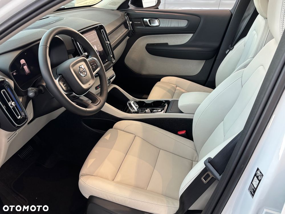 Volvo XC 40 B4 Plus Dark - 8
