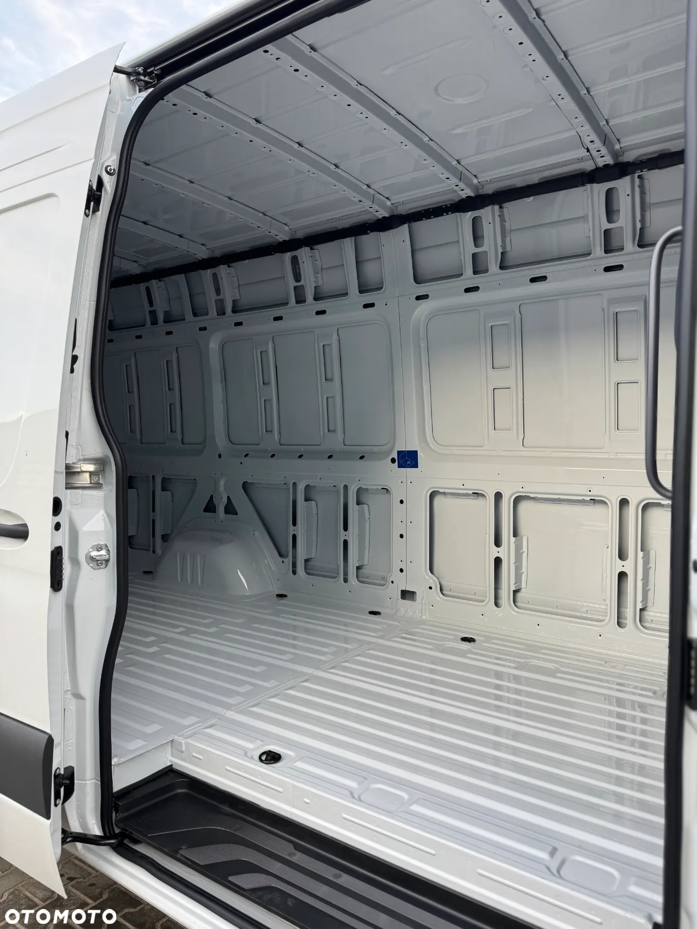 Mercedes-Benz Sprinter - 16
