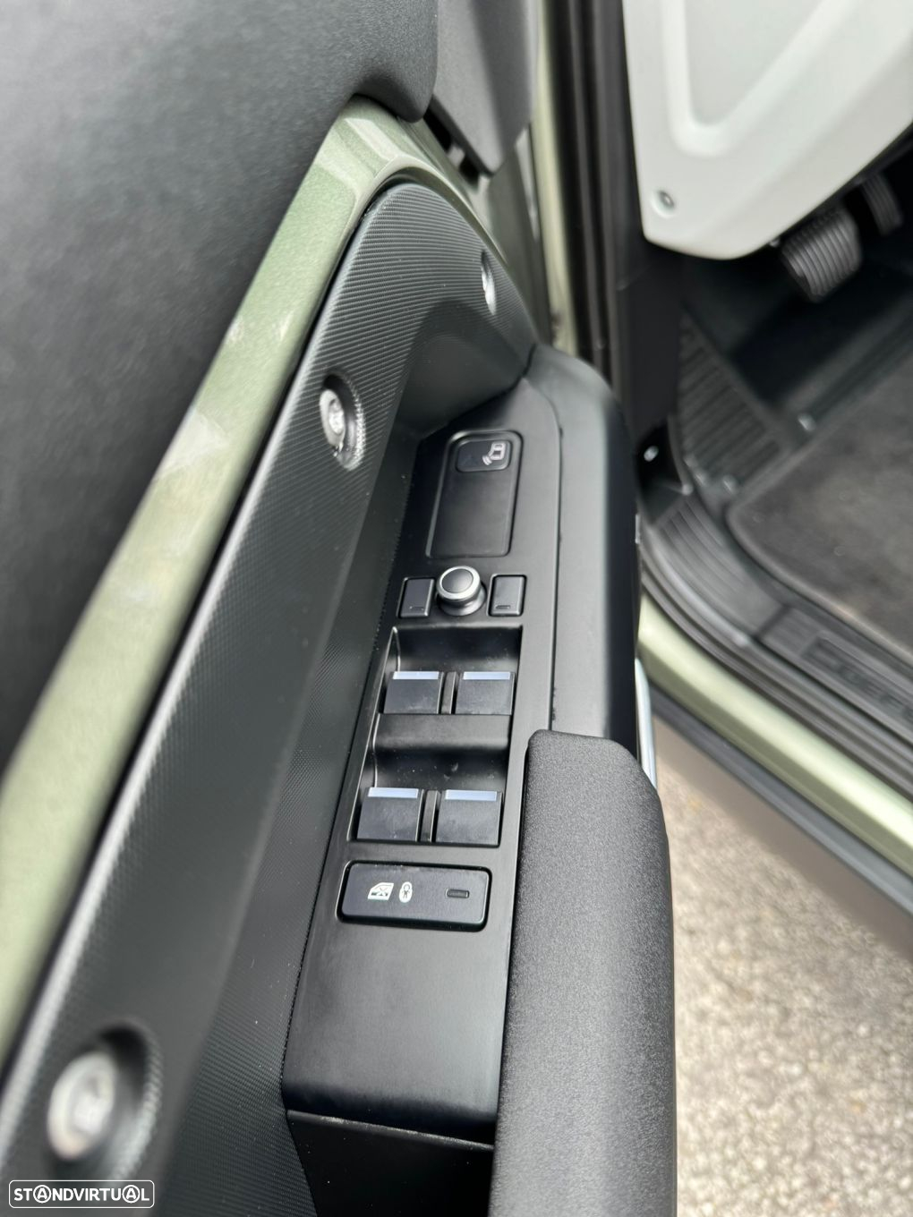 Land Rover Defender 2.0 D 110 AWD S - 18