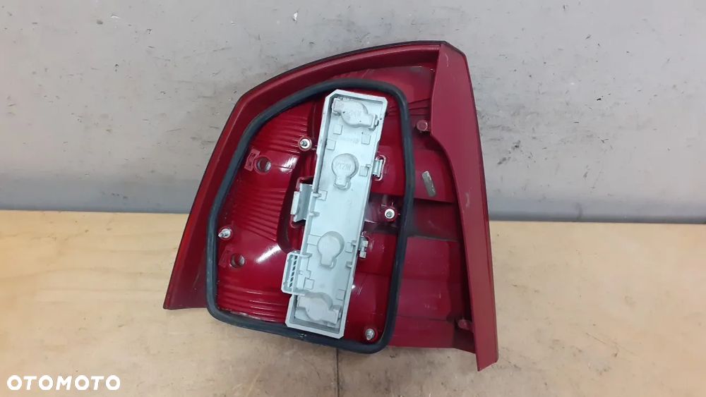 LAMPA TYŁ TYLNA PRAWA SKODA OCTAVIA II SEDAN - 2