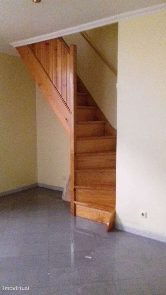 Loja com cerca de 70 mts no R/C e 1ºandar para comercio ou serviços - Grande imagem: 5/27