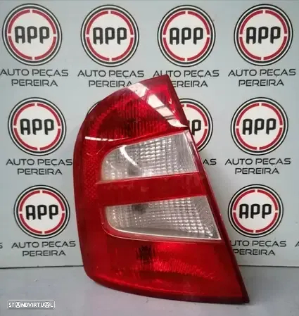 Farolins traseiro esquerdo e direito Skoda Fabia de 2004 . - 2