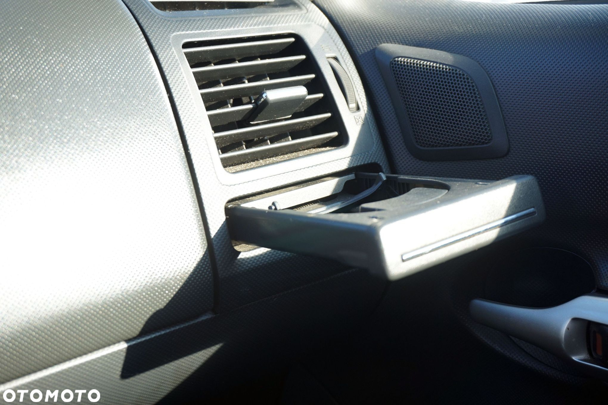 UCHWYT NA KUBEK CUPHOLDER AURIS E15 I LIFT 1.6 16V 55620-02151-B0  TOYOTA 2009-2013 - 2
