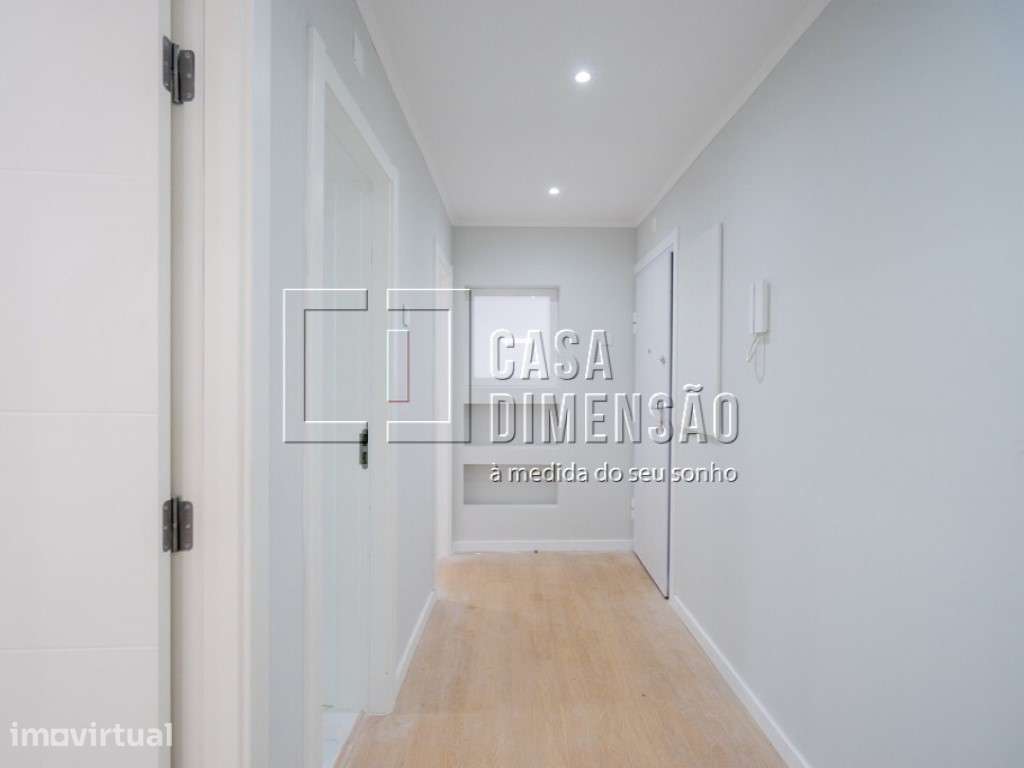Apartamento T2, totalmente remodelado com logradouro, na Amadora!! - Grande imagem: 3/23
