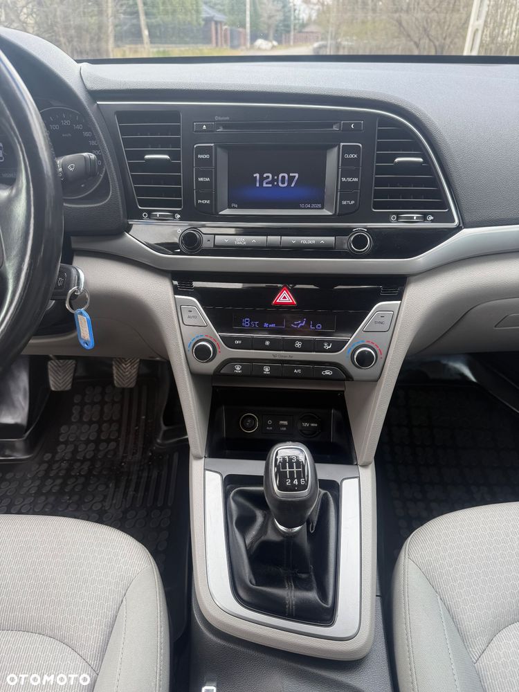 Hyundai Elantra 1.6 Comfort - 11
