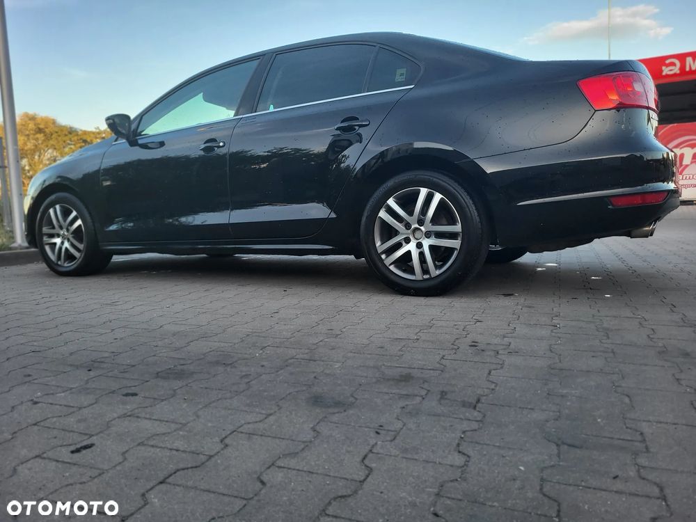 Volkswagen Jetta 2.0 TDI Highline - 2