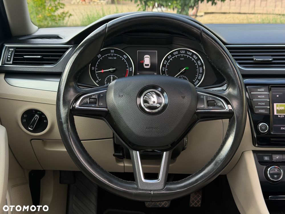 Skoda Superb 2.0 TDI Sportline DSG - 19