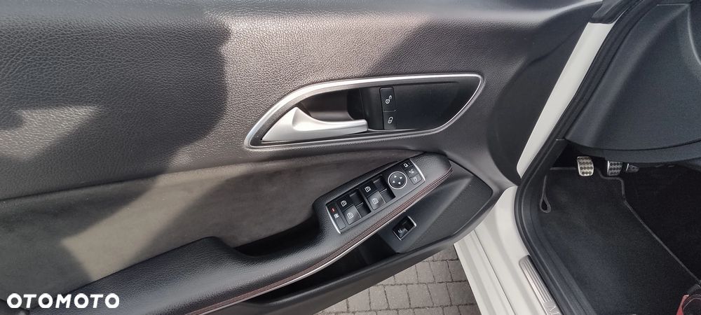 Mercedes-Benz CLA 180 AMG Line - 29