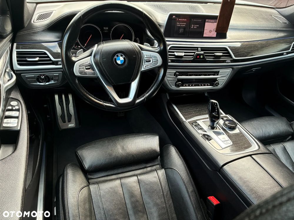 BMW Seria 7 740Li - 32