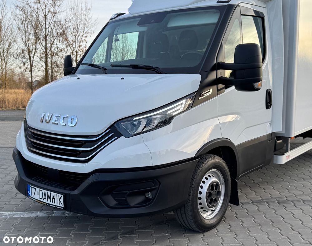Iveco Daily 2022r‼️35S18‼️ 3.0 HI-MATIC Kontener 9 Palet Niski przebieg ‼️TEMPOMAT Aktywny Full LED Salon Polska Poduszki Pneumatyczne 4.50x2.20x2.20 z tyłu drzwi NAVI 3.5T Bogata Wersja Lekka zabudowa - 27