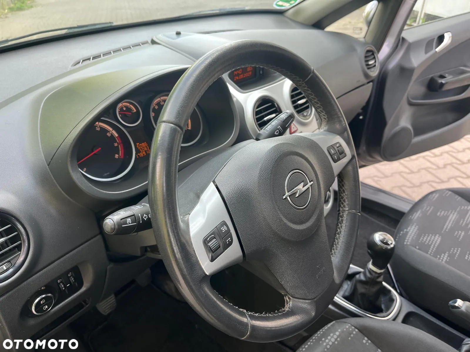 Opel Corsa 1.4 16V Color Edition - 11