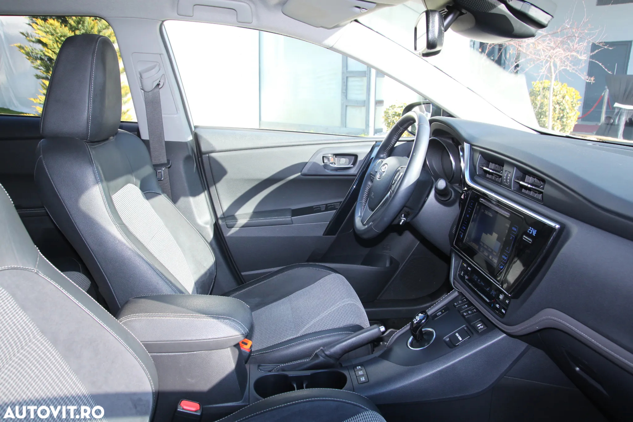 Toyota Auris 1.8 L VVT-i HSD Sol + - 34