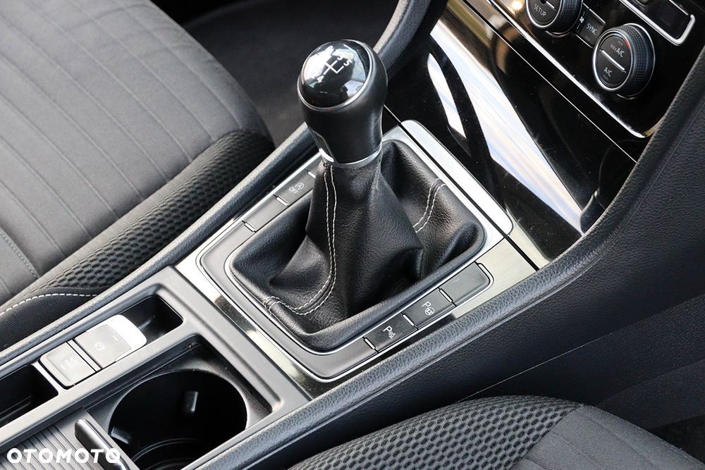 Volkswagen Golf - 33