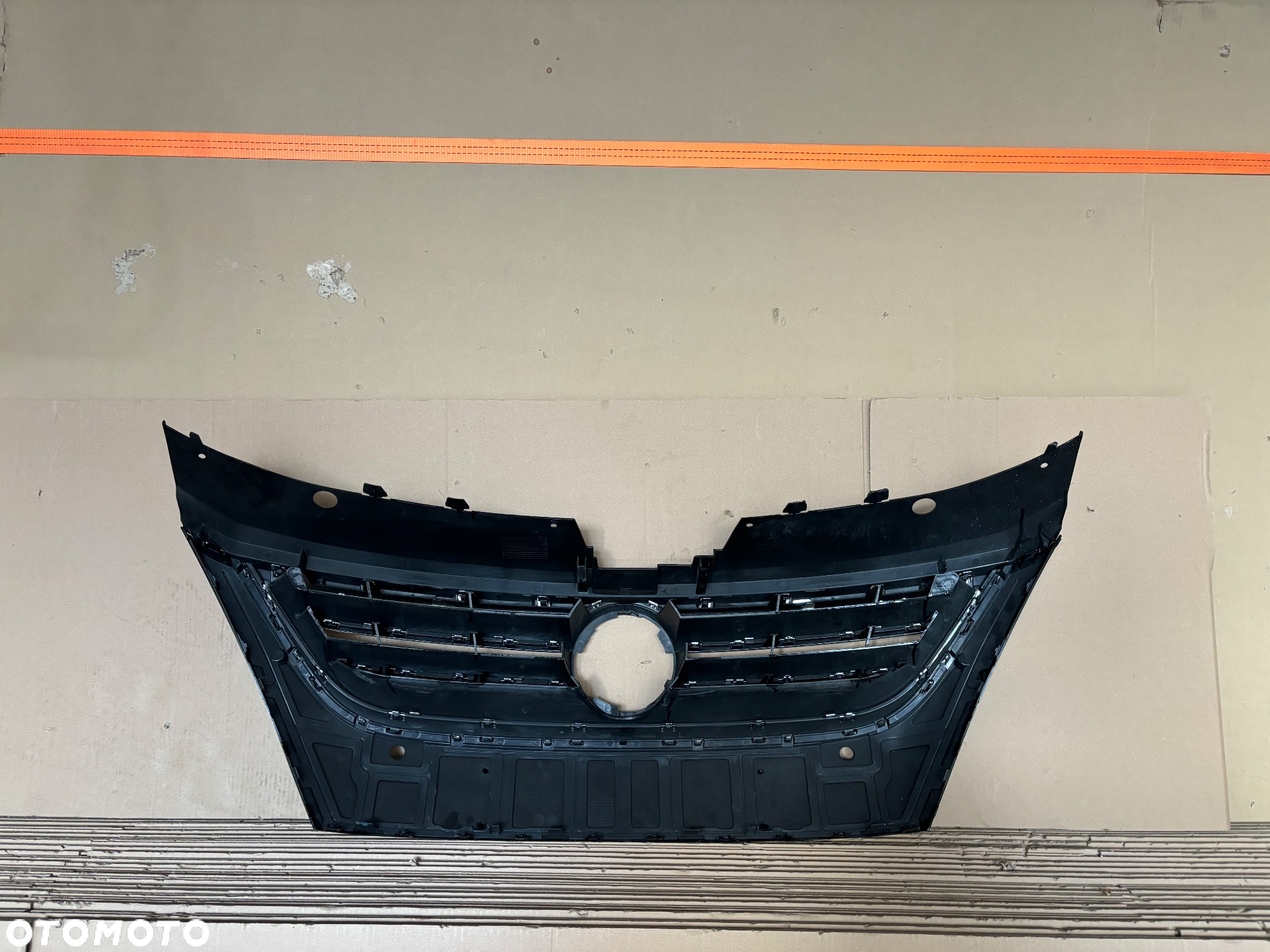 GRILL ATRAPA ZNACZEK VW PASSAT CC LIFT 3C8853653A - 2