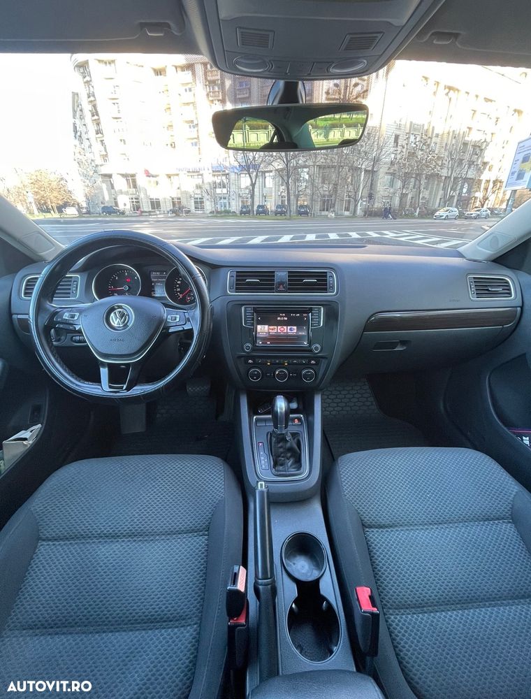Volkswagen Jetta - 2