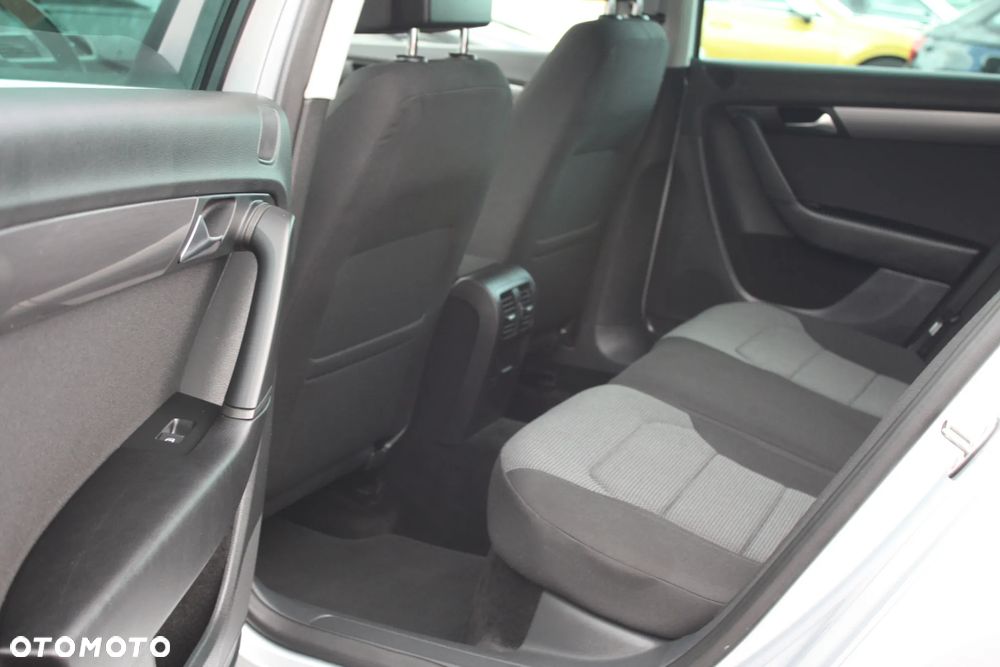 Volkswagen Passat Variant 2.0 Blue TDI SCR Comfortline - 32