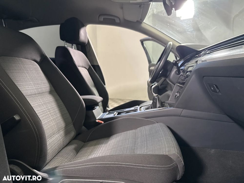Volkswagen Passat - 12