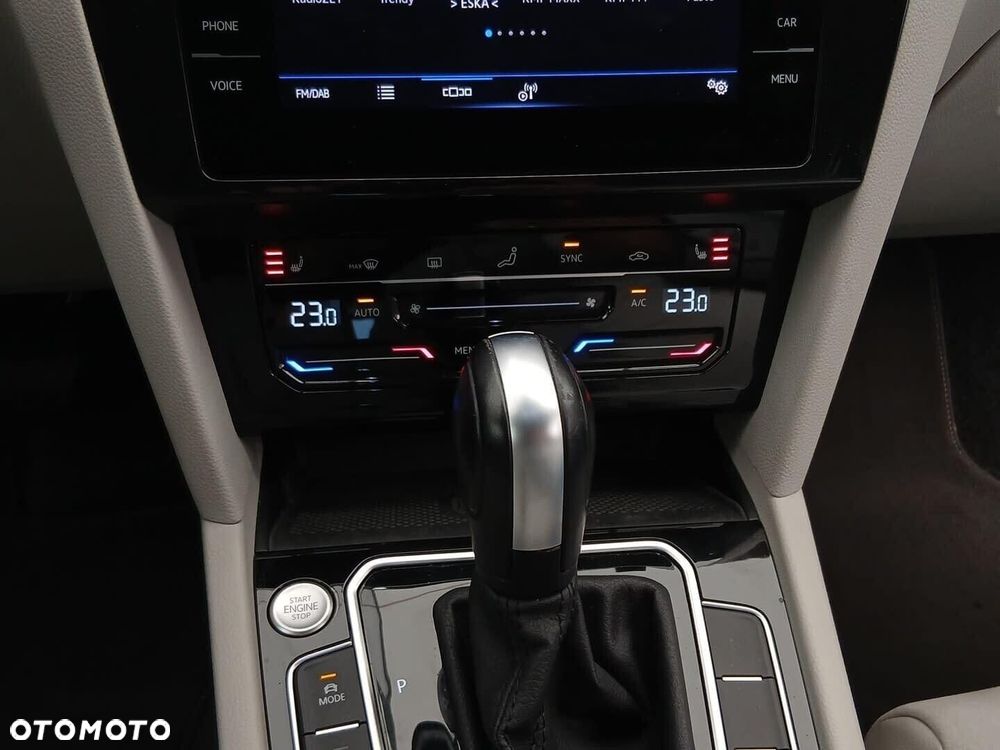 Volkswagen Passat 2.0 TDI Elegance DSG - 22