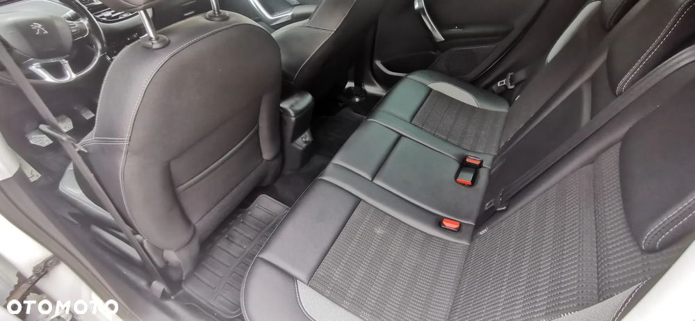 Peugeot 2008 1.2 Pure Tech Style S&S - 9