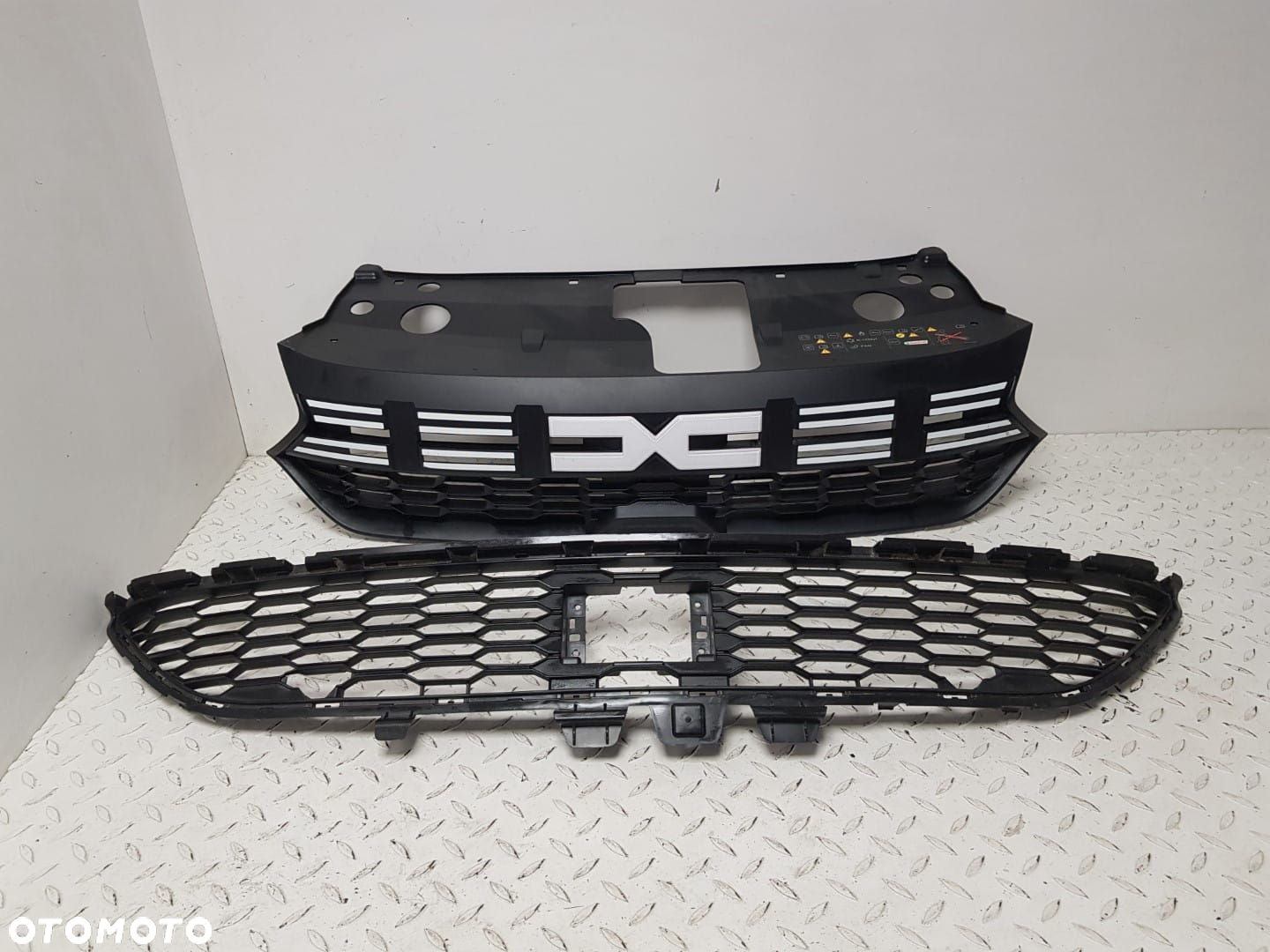KRATKA  ATRAPA CHŁODNICY ZDERZAKA POD RADAR DACIA SANDERO  III LOGAN 3 LIFT 23-25 622543243R - 2