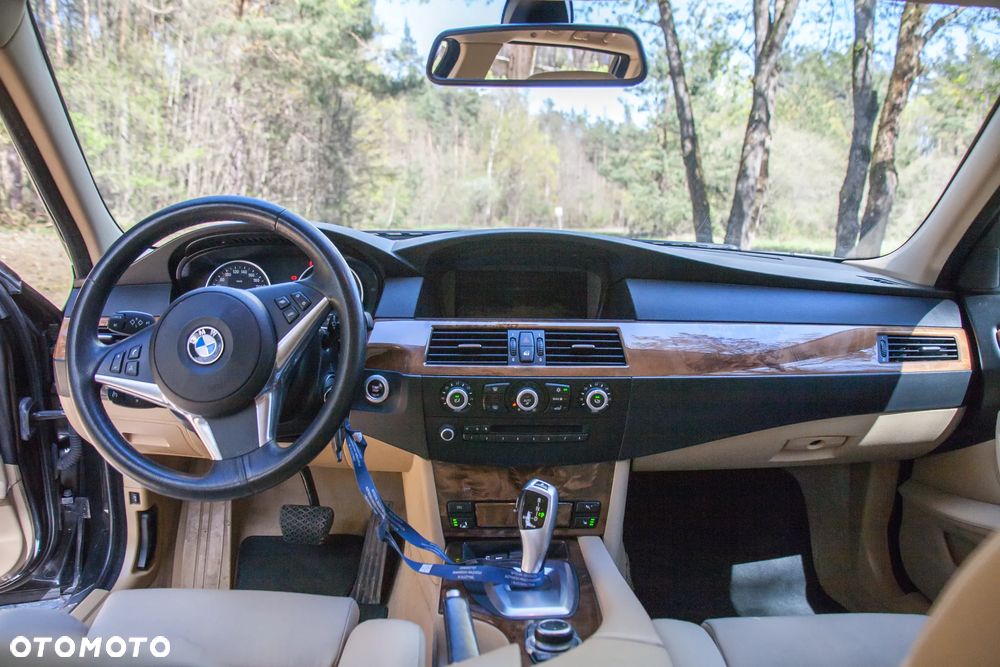 BMW Seria 5 525d - 27